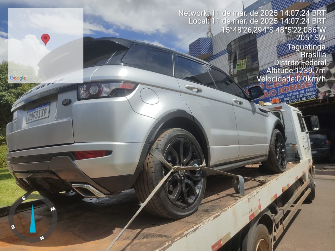 Caminhão guincho realizando reboque de veículo com segurança